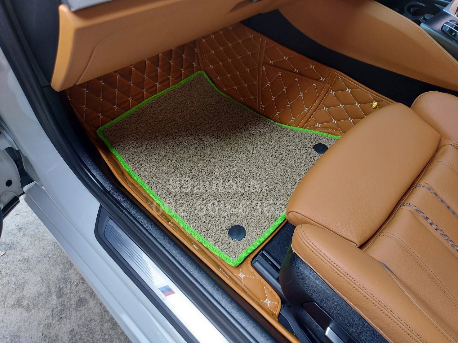 พรม7D ปูในรถ BMW 530e G30 สีน้ำตาลเข้ม เสริมด้วยพรมดักฝุ่นสีครีมขอบเขียว เต็มคัน