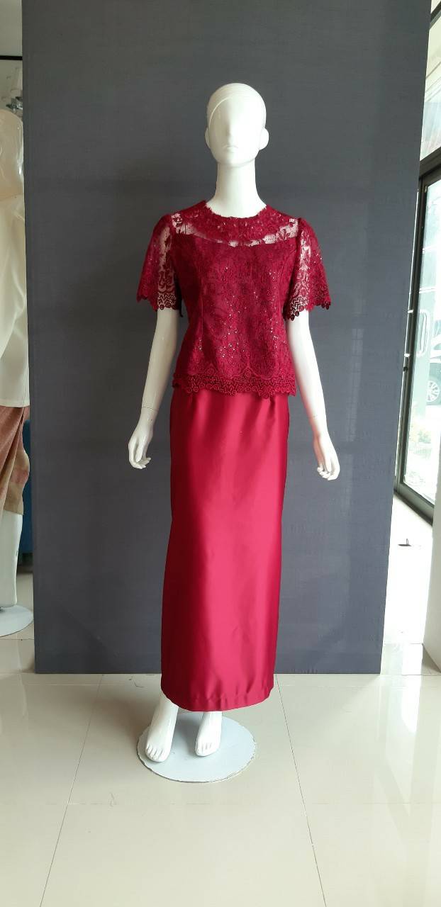 พร้อมเช่า ชุดไทยคุณแม่ เสื้อลูกไม้ ผ้าซิ่น แยกชิ้น เรียบหรู สีไวน์แดง