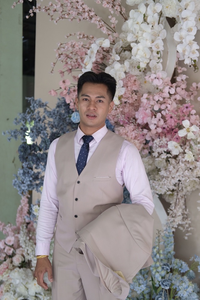 พร้อมเช่า ชุดสูทชาย สีเบจ คลาสสิก รุ่นกระดุมเดียว (พร้อมเสื้อกั๊ก)