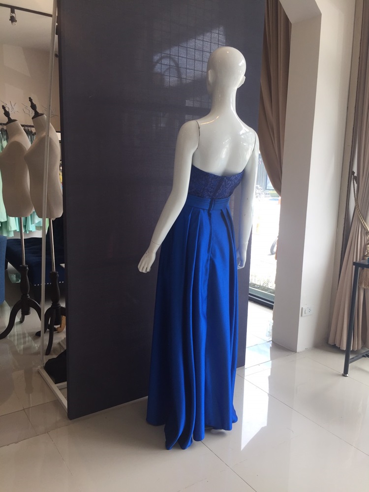 พร้อมเช่า ชุดราตรียาว เกาะอกลูกไม้ ทรงเรียบหรูเนื้อผ้าซาติน แต่งกระเป๋าเก๋ๆ สำเนา