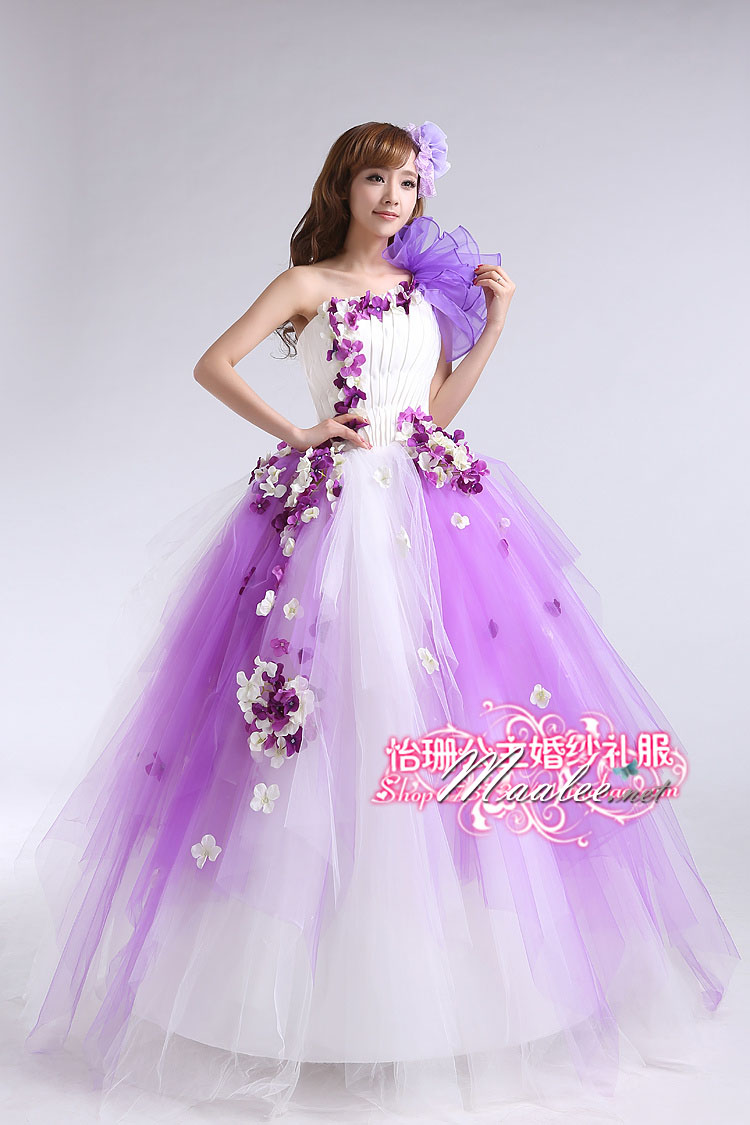 พร้อมเช่า ชุดแฟนซี ชุดราตรียาว สีม่วงขาว เกาะอกไหล่เดียว แต่งดอกไม้สามมิติ แต่งระบายที่ไหล่ กระโปรงพองสวย