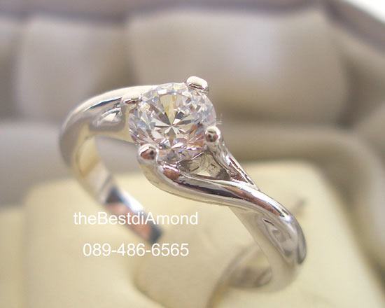 BR429RD+++แหวนเพชรเม็ดเดี่ยวขนาดกลาง ก้านไขว้+++เรียบ หรูหรา ดูดีมีระดับ ใส่ติดนิ้วได้เลย เพชรตรงกลางขนาด 40 สต(4.8 mm)เพชรวิ๊งๆเลยค่ะ