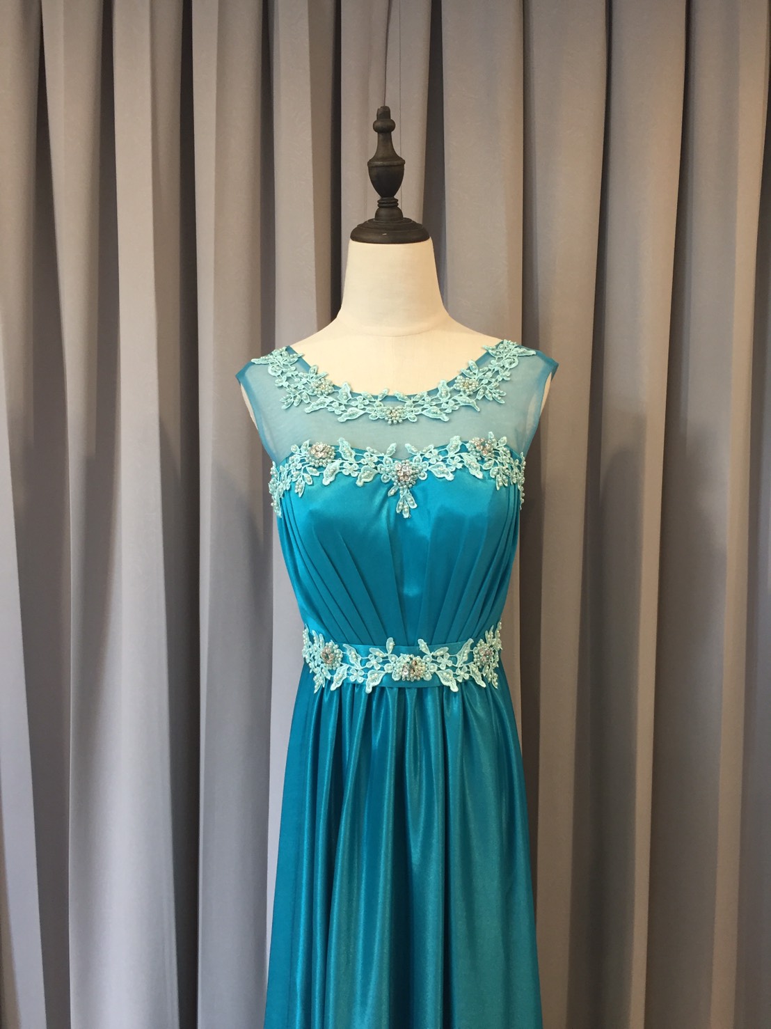 พร้อมเช่า ชุดราตรียาว แขนกุด สีเขียวน้ำทะเล เนื้อผ้ามันใส่สบาย แต่งมุกปักเลื่อมสวยหรูทั้งอกและเอว