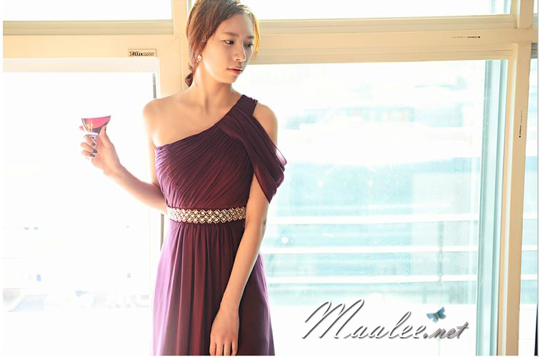 พร้อมเช่า ชุดราตรียาว เกาะอกไหล่เดียว อกจับจีบ เปิดไหล่ซ้ายแบบเปรี้ยว ปักเลื่อมช่วงเอว สีม่วง