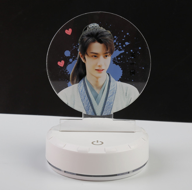 โคมไฟตั้งโต๊ะอะคริลิค หวังอี้ป๋อ