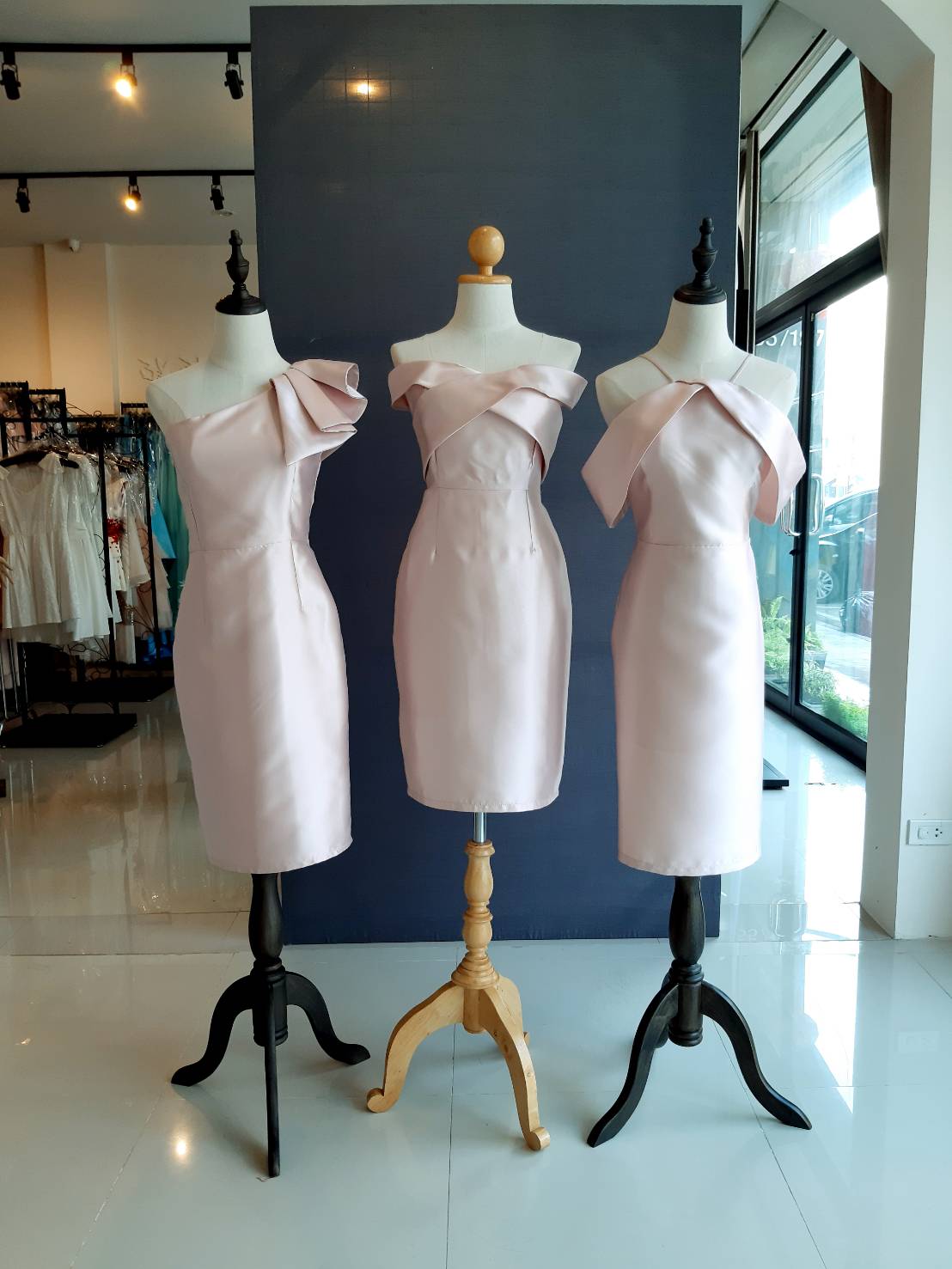 พร้อมเช่า ราตรีสั้น ไหล่เดียว ชุดเดรสเดรสเนื้อไหม ทรงเข้ารูป แต่งระบาย สีชมพู