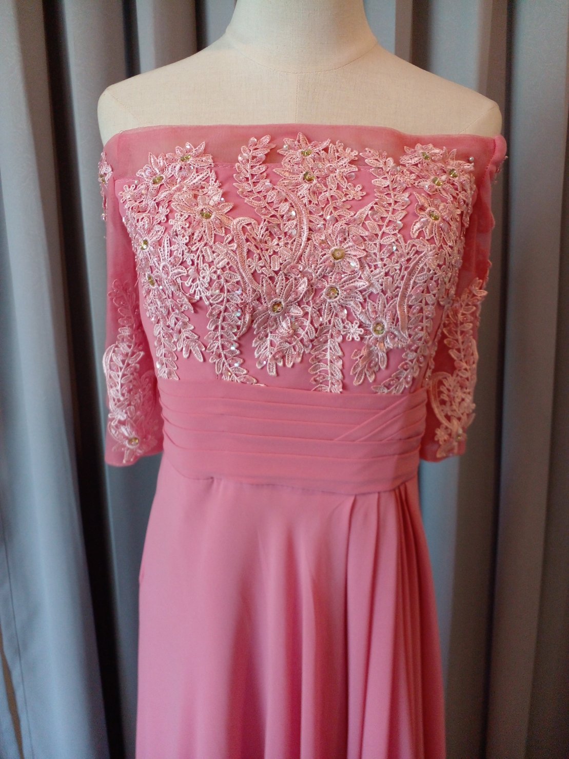 พร้อมเช่า ชุดราตรียาว แบบปาดไหล่/แขนยาว สีชมพู แต่งลูกไม้ปักเลื่อมลายใบไม้ ผ้าชีฟอง ซิปหลัง (ดูสีจริงได้ข้างล่าง)