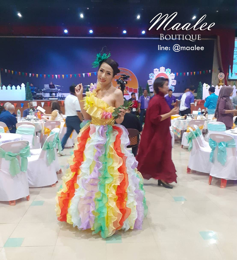 พร้อมเช่า ชุดแฟนซียาว ไหล่เดียว สีรุ้ง ระบายฟูสวย ช่วงอกปักเลื่อมแต่งดอก (ซิปหลัง)