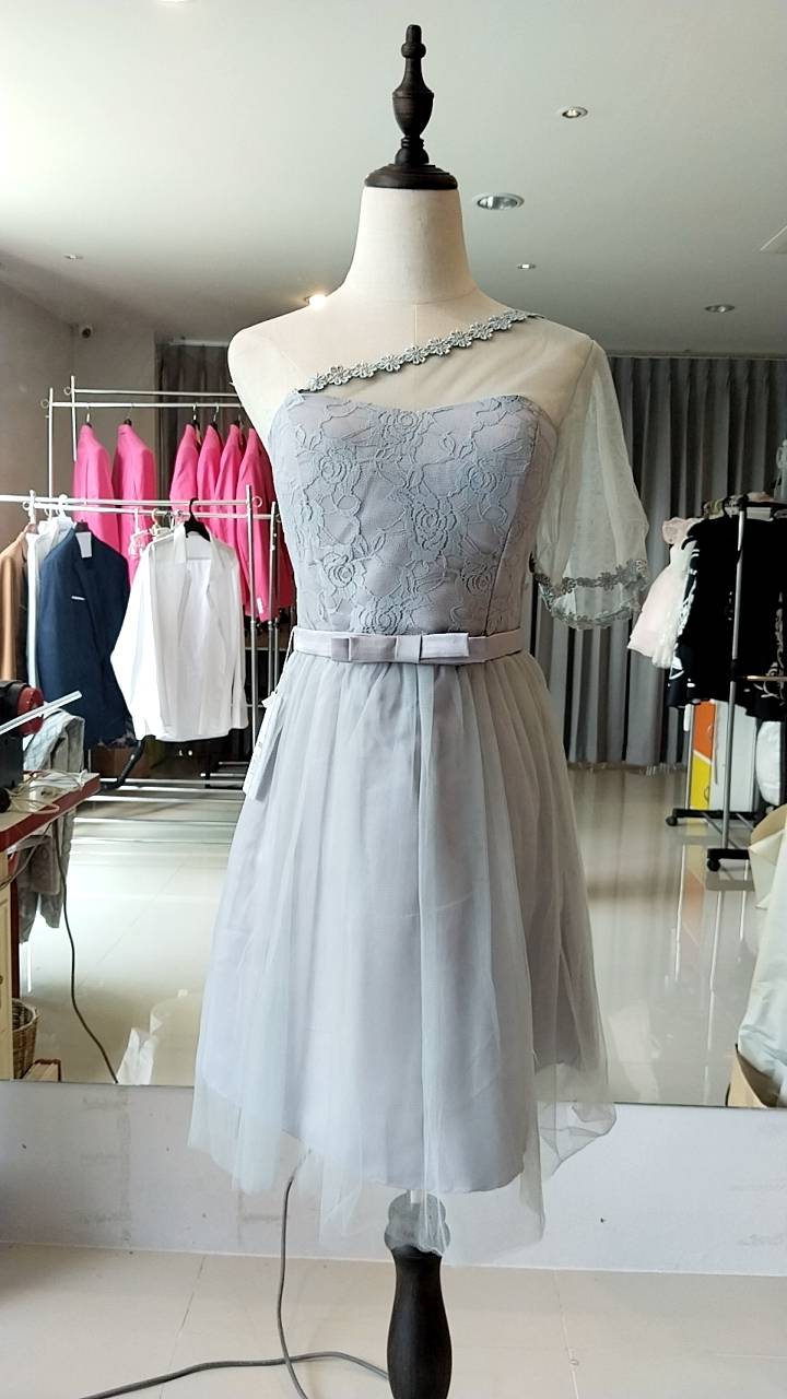 พร้อมส่ง ชุดราตรีสั้น เพื่อนเจ้าสาว กระโปรงตาข่าย สีเทาแบบ B ไหล่เฉียง อกแต่งลูกไม้ พร้อมโบว์คาดเอว (จับสม๊อกด้านหลัง)