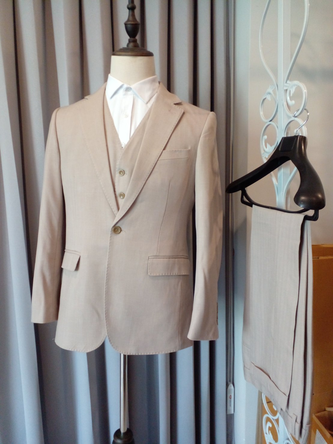 พร้อมเช่า ชุดสูทชาย งานเนียบ แบบเรียบหรู สีเบจ พร้อมเสื้อกั๊ก