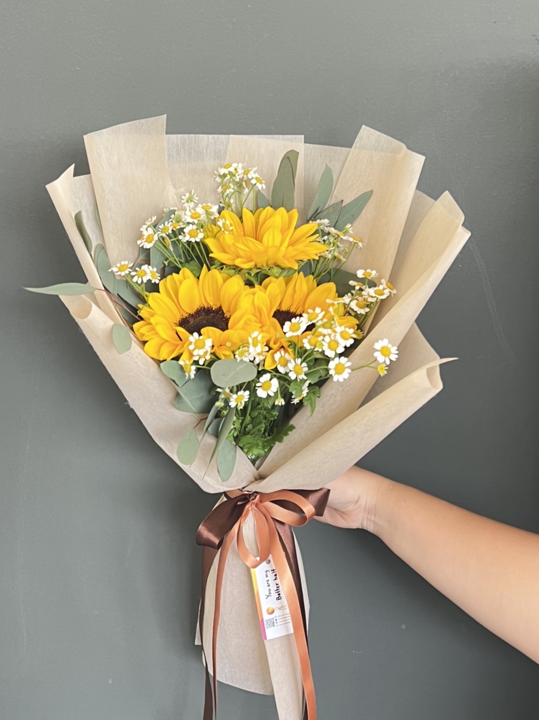 ช่อดอกทานตะวันสด 3 ดอก พร้อมตกแต่ง ดอก Daisy 1 ช่อ สามารถเปลี่ยนสีได้