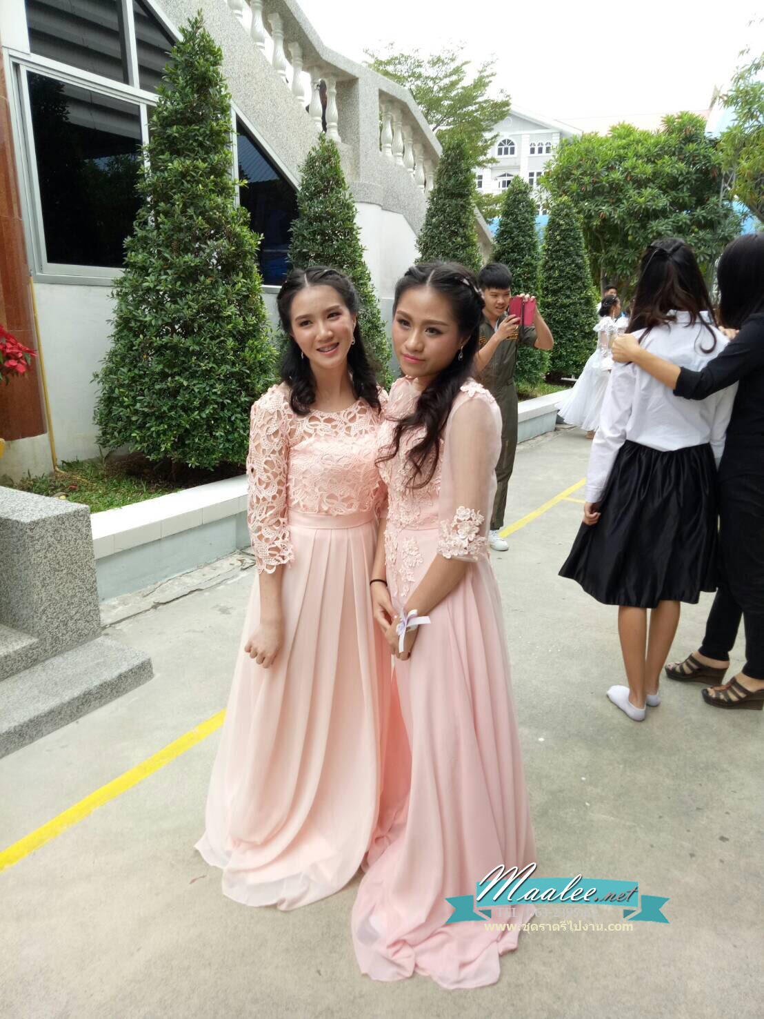 พร้อมส่ง ชุดราตรียาว สีขาว แขนยาว แบบเรียบหรู แต่งลูกไม้เซาะดอก ปักลูกปัดมุก