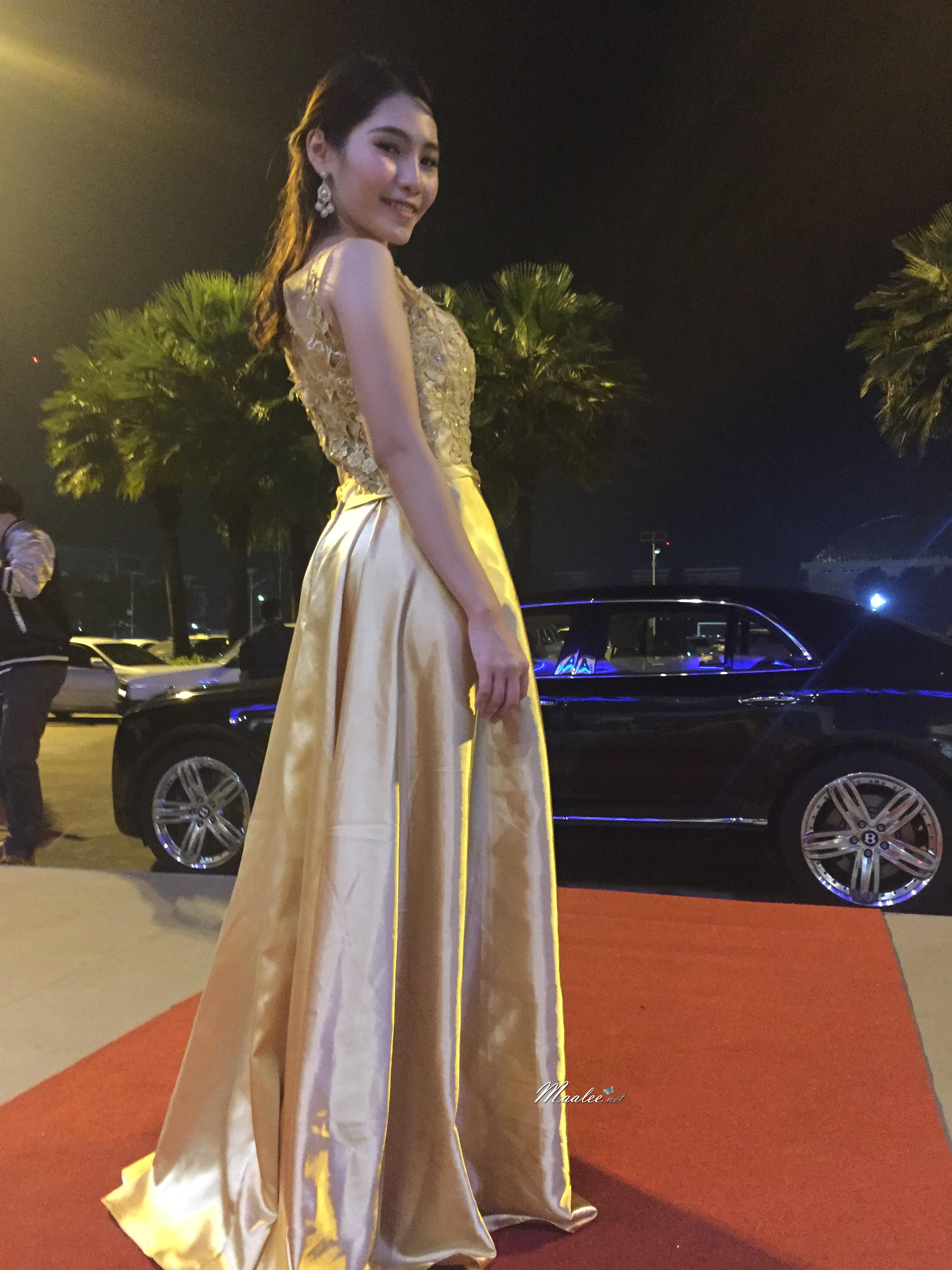 พร้อมเช่า ชุดราตรียาว สีทอง ปักลูกไม้ ด้านหลังเป็นแบบซีทรู กระโปรงผ้าซาติน