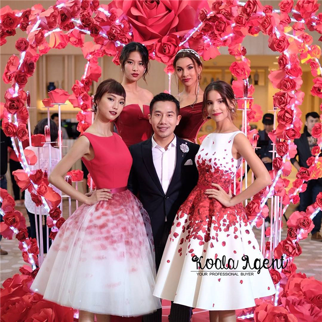 พร้อมเช่า Set ชุดออกงาน ทรงวินเทจ พิมพ์ลายกลีบกุหลาบ เข้ากันทั้งเสื้อและกระโปรง