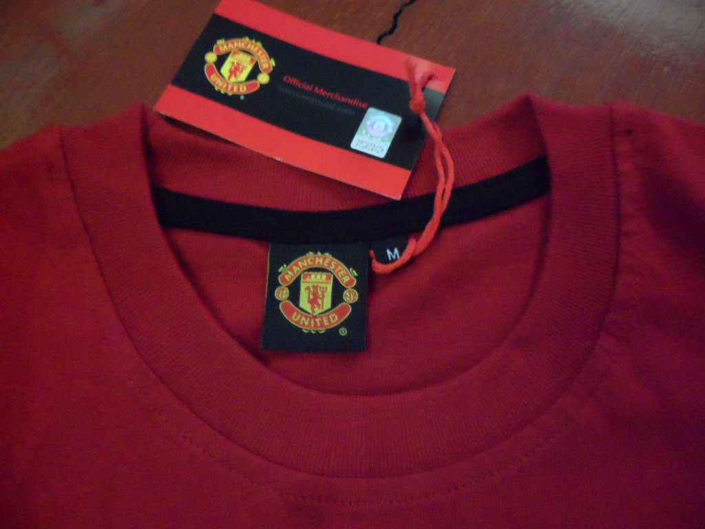 เสื้อที-เชิ๊ต (เสื้อยืดคอกลม) ฟุตบอล ทีมสโมสรแมนเชสเตอร์ ยูไนเต็ด ชุดที่ระลึก UEFA Champions League Champions 2008 ใหม่ M-Size / MANCHESTER UNITED Football T-Shirt Commemorative Kit UEFA Champions League Champions 2008 Jersey NEW M-Size