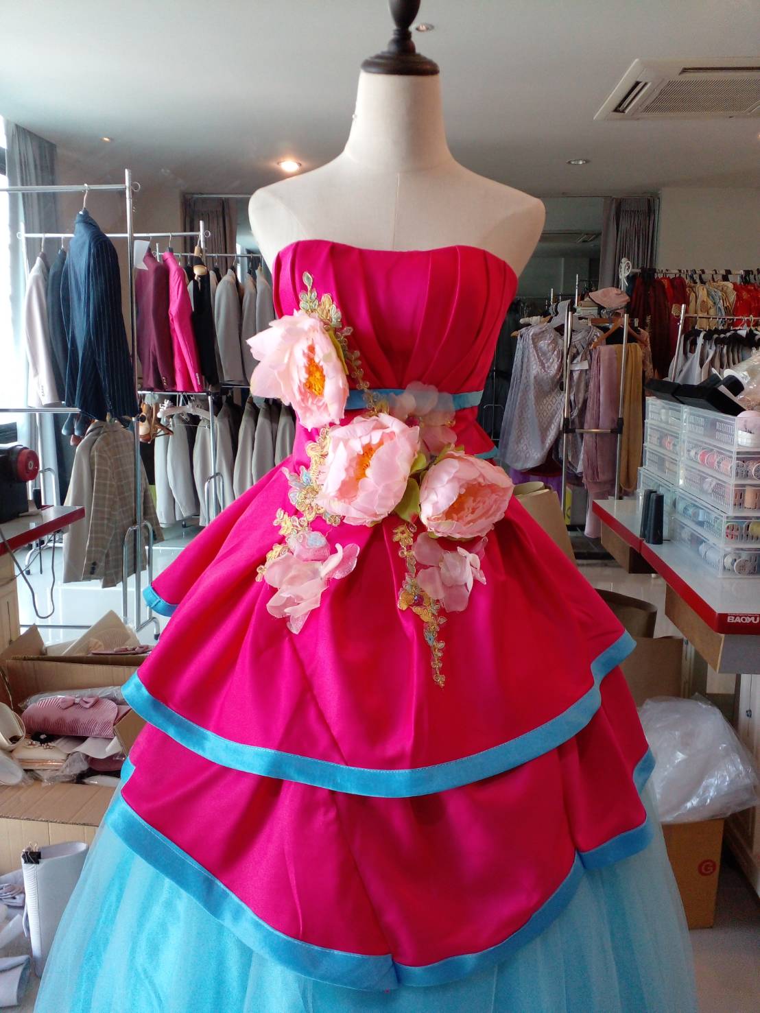 พร้อมเช่า ชุดแฟนซี ชุดราตรียาว เกาะอก สีฟ้า แต่งระบายสีบานเย็นสวย สองชั้น