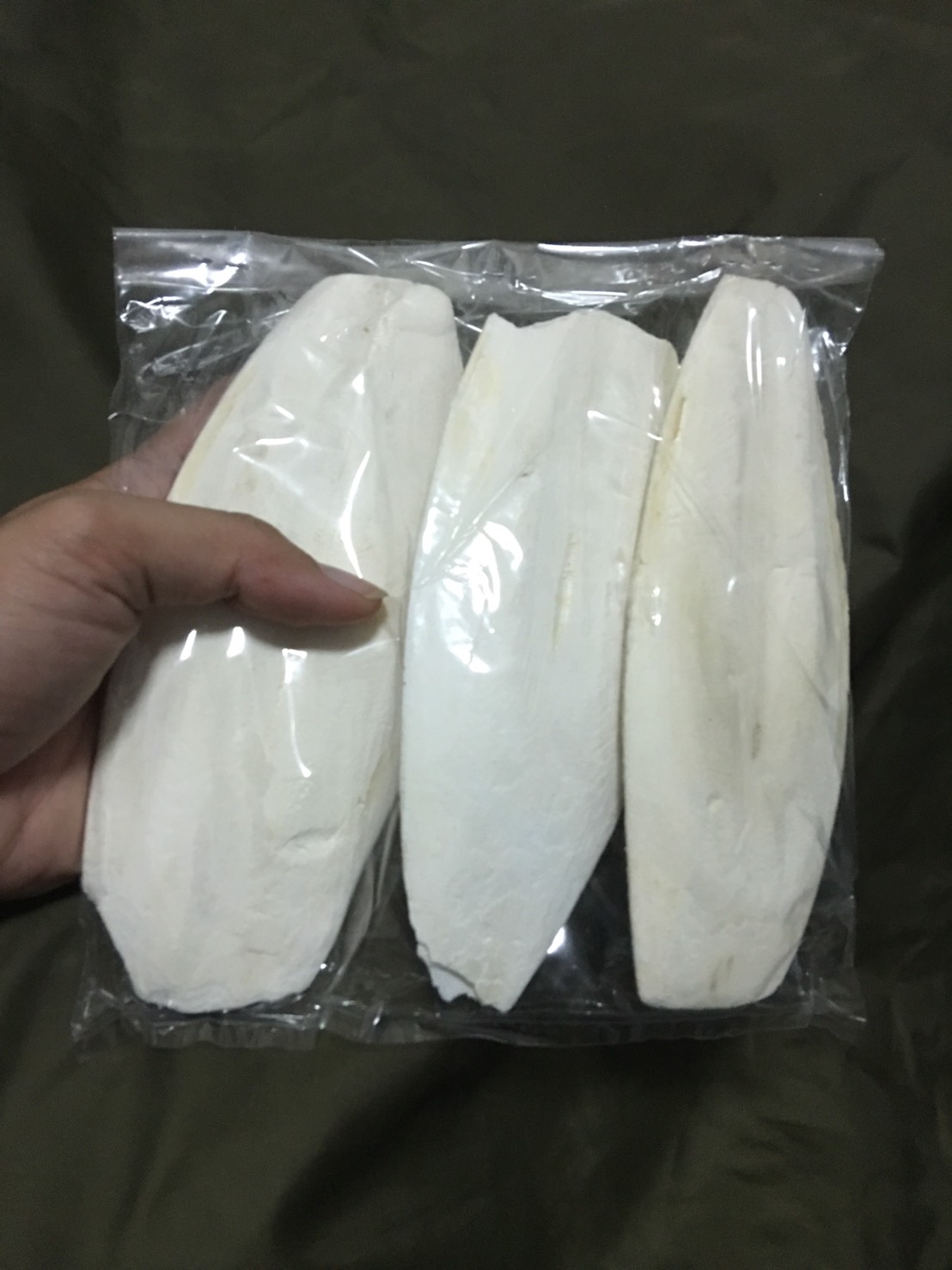 ลิ้นทะเลหรือกระดองปลาหมึก แหล่ง calcium สำหรับสัตว์ปีกหรือสัตว์น้ำ แพ็ค ชิ้นใหญ่ 3 ชิ้น