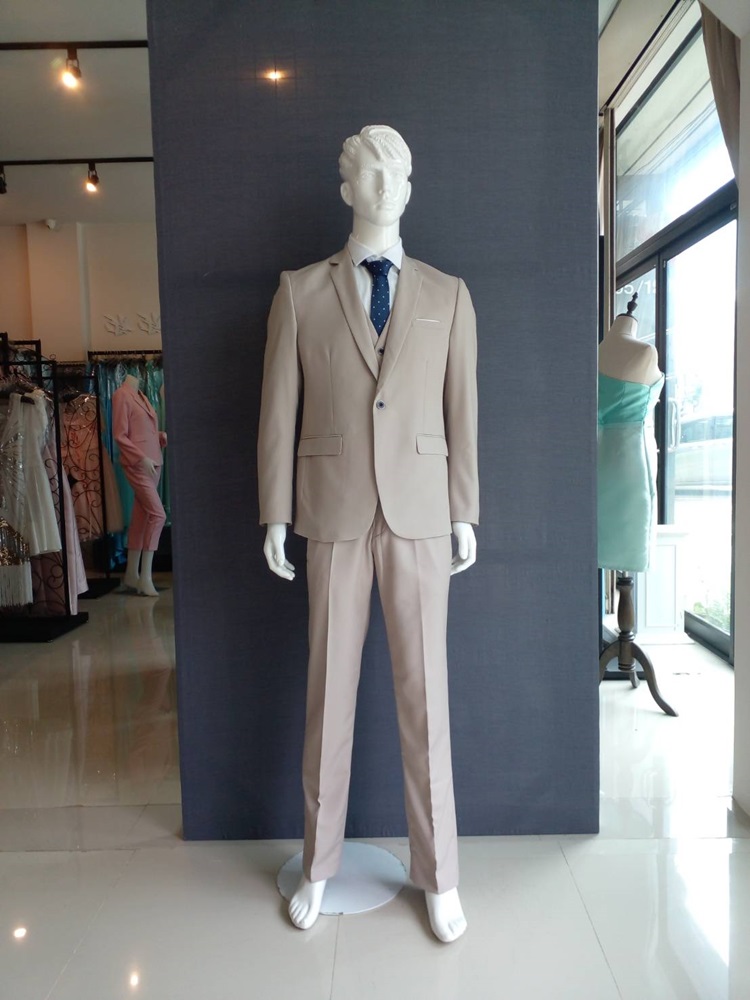 พร้อมเช่า ชุดสูทชาย สีเบจ คลาสสิก รุ่นกระดุมเดียว (พร้อมเสื้อกั๊ก)