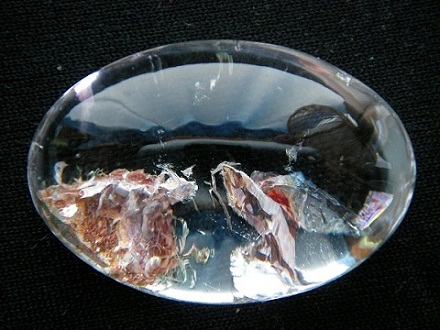 QU0007 QUART แก้วโป่งข่าม ชนิดแก้วมังคละจุฬามณี แก้วเข้าแก้ว + แก้วเข้าแร่ เป็นรูปปลาเงิน-ปลาทอง size 30.x20.70x13.05 mm.