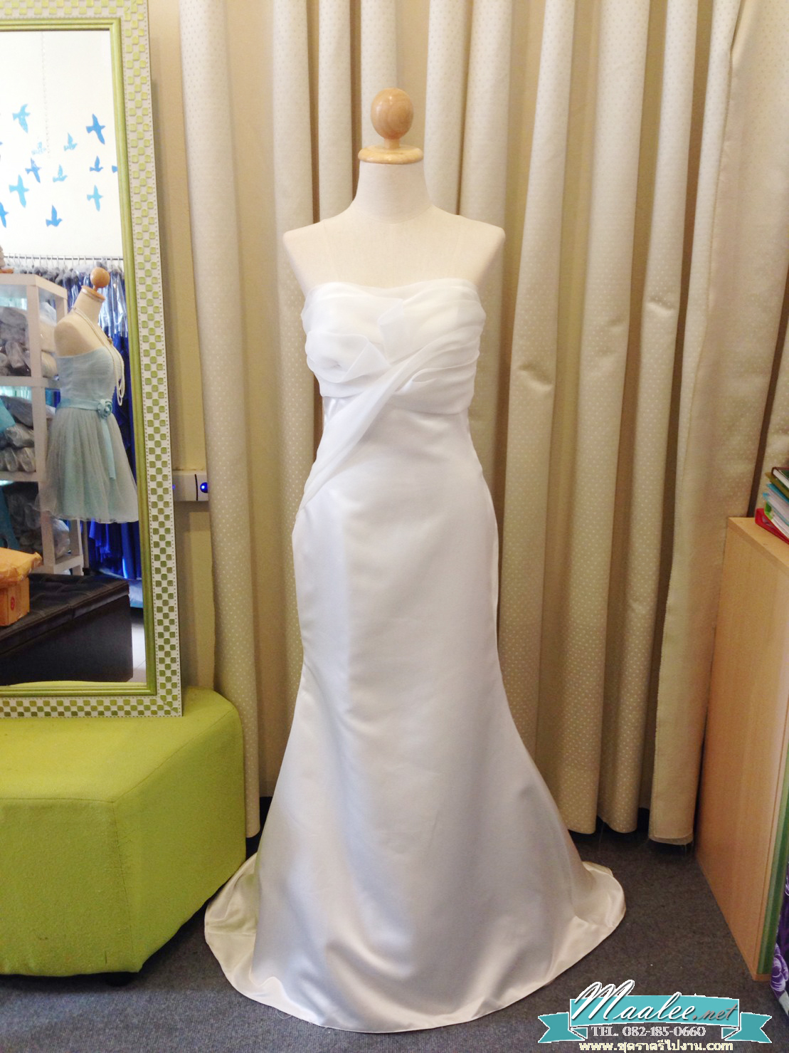 พร้อมเช่า ชุดเจ้าสาว/เพื่อนเจ้าสาว ราตรียาว แบบเกาะอก ทรงหางปลา สีแดง เรียบหรู แต่งผ้าแก้วช่วงอก กระโปรงผ้าซาติน ชายยาว (เชือกผูกหลัง)