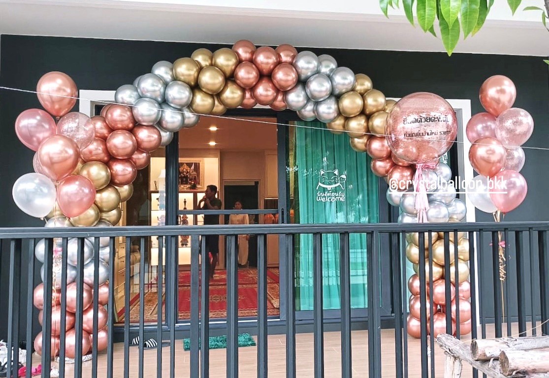 Organic Backdrop ซุ้มโค้ง เปิดงาน ขนาด กว้าง 2 เมตร สูง 2.5 เมตร Theme สีโครเมี่ยม พร้อม Bubble ขนาด 24" กลิตเตอร์สีโรสโกล 1 ลูก พร้อม ช่อลูกโป่ง ช่อ 7 ลูก 2 ช่อ พร้อมตกแต่ง สามารถเปลี่ยนสีลูกโป่งได้