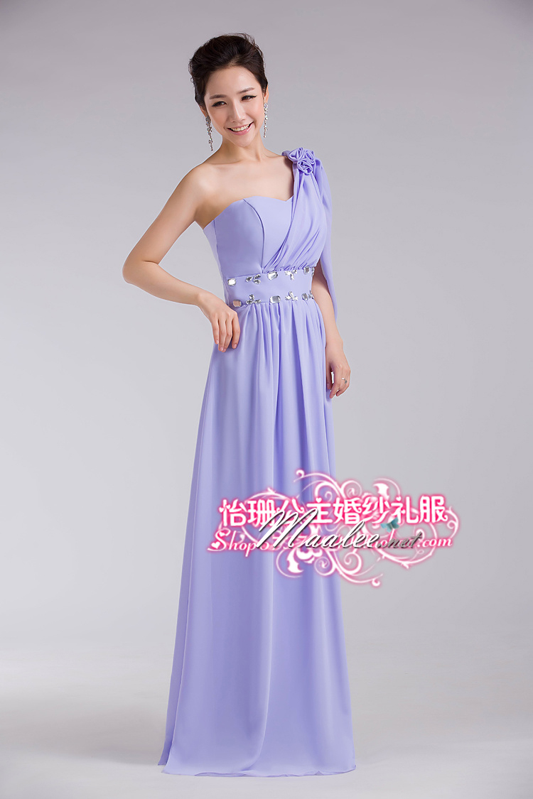 พร้อมเช่า ชุดราตรียาว ไหล่เดียว สวยหวาน แต่งช่อดอกไม้ที่ไหล่ แต่งระบายไหล่สวย สีม่วง