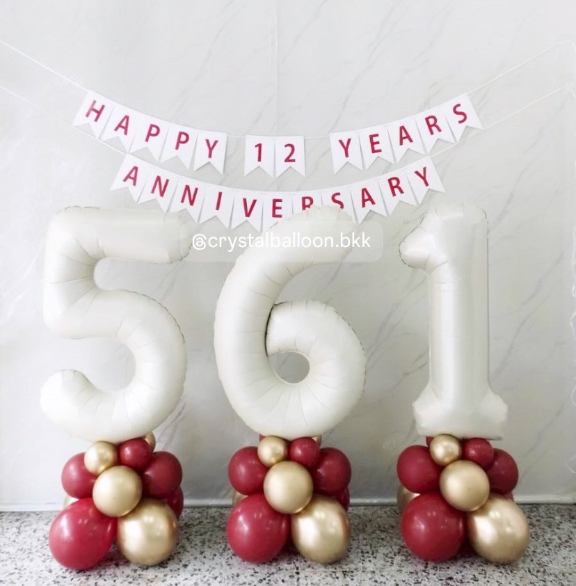 ลูกโป่ง วันครบรอบ ฟอยล์ตัวเลข ขนาด 40" สีแซน ตั้งฐาน 3 ชิ้น พร้อม ป้ายธง 23 อักษร Theme แดง - ทอง - ขาว พร้อมตกแต่ง สามารถเปลี่ยนสีลูกโป่งได้