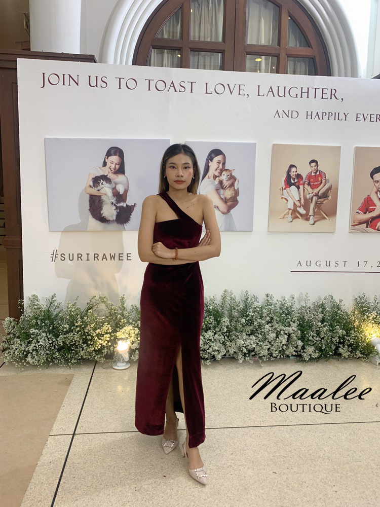 พร้อมเช่า ชุดเดรส เดรสเกาะอก ไหล่เดียว สีไวน์แดง เนื้อกำมะหยี่