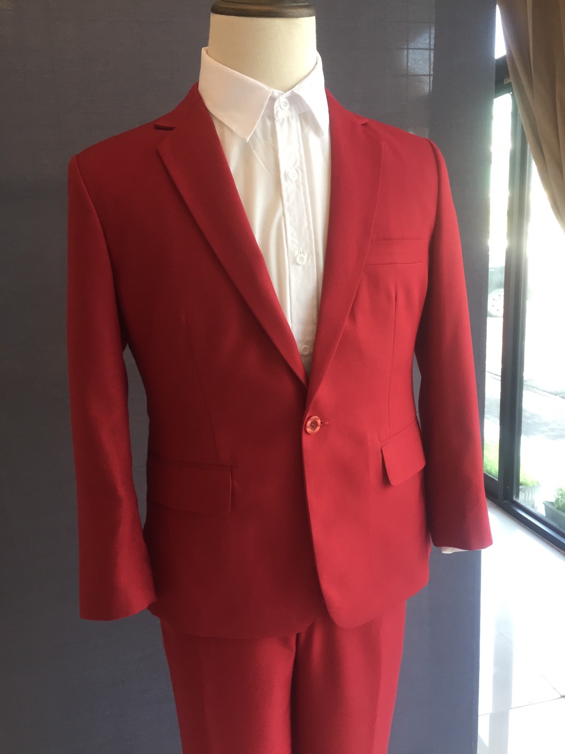 สูทตัดซื้อ ชุดสูทชาย สีแดง รุ่นคลาสสิค ไม่มีเสื้อกั้ก