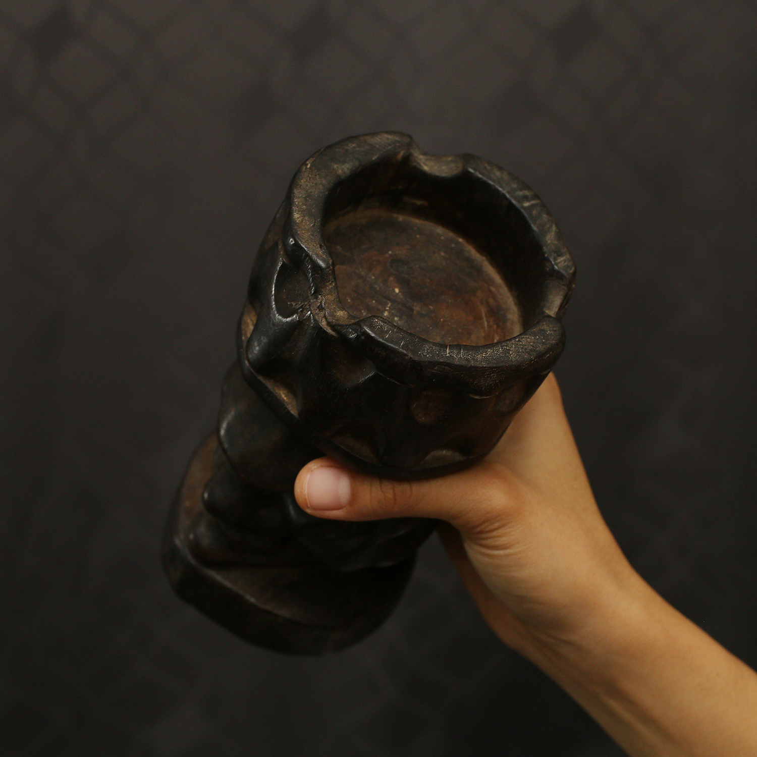 งานไม้แกะสลัก รูปหน้าคน ที่เขี่ยบุหรี่ ตั้งโชว์ สภาพเก่า สภาพดี