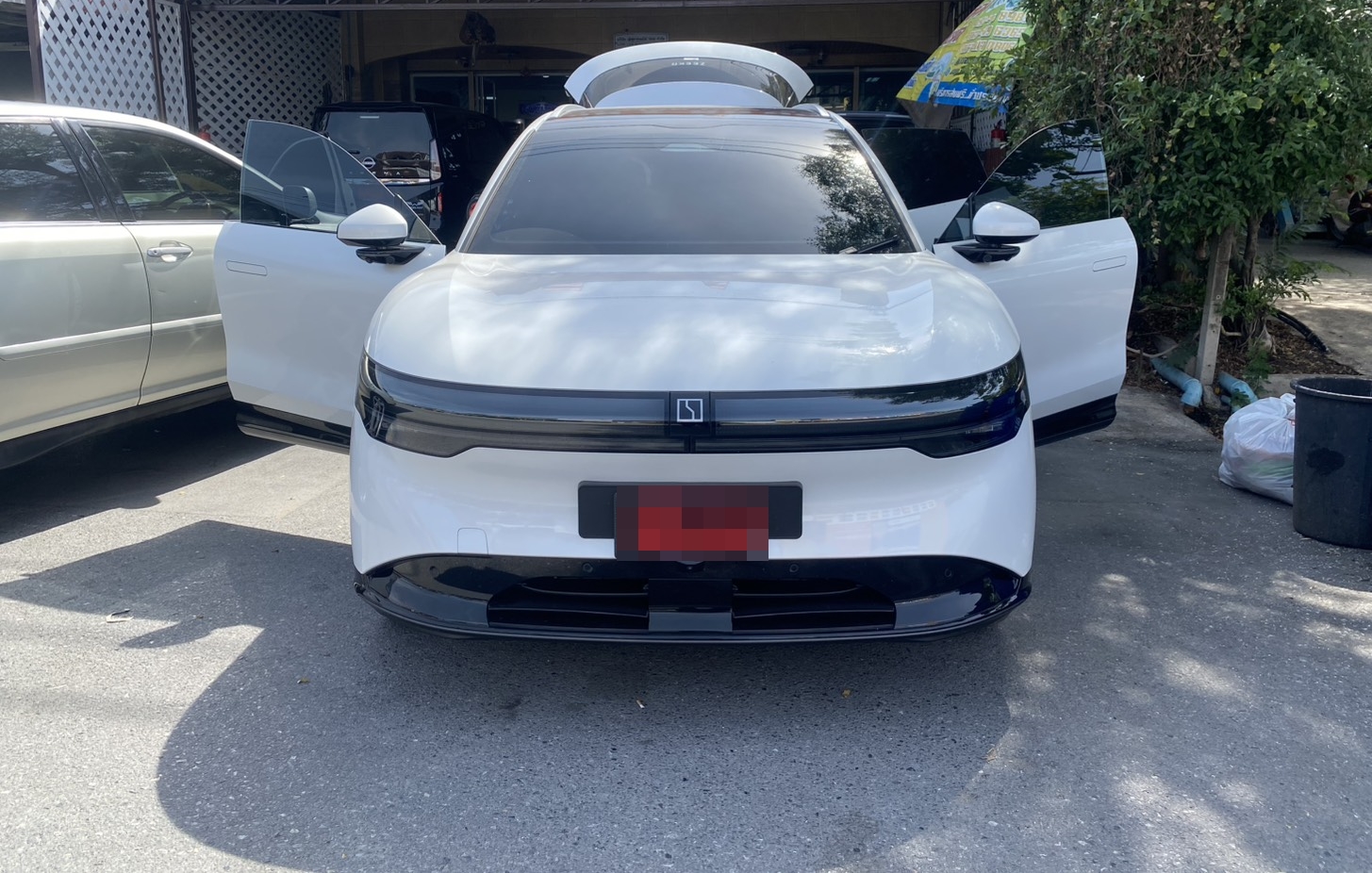 พรมปูพื้นรถยนต์ Zeekr 7X ปูพรมVVIP สีดำด้ายทอง เต็มคัน 8 ชิ้น