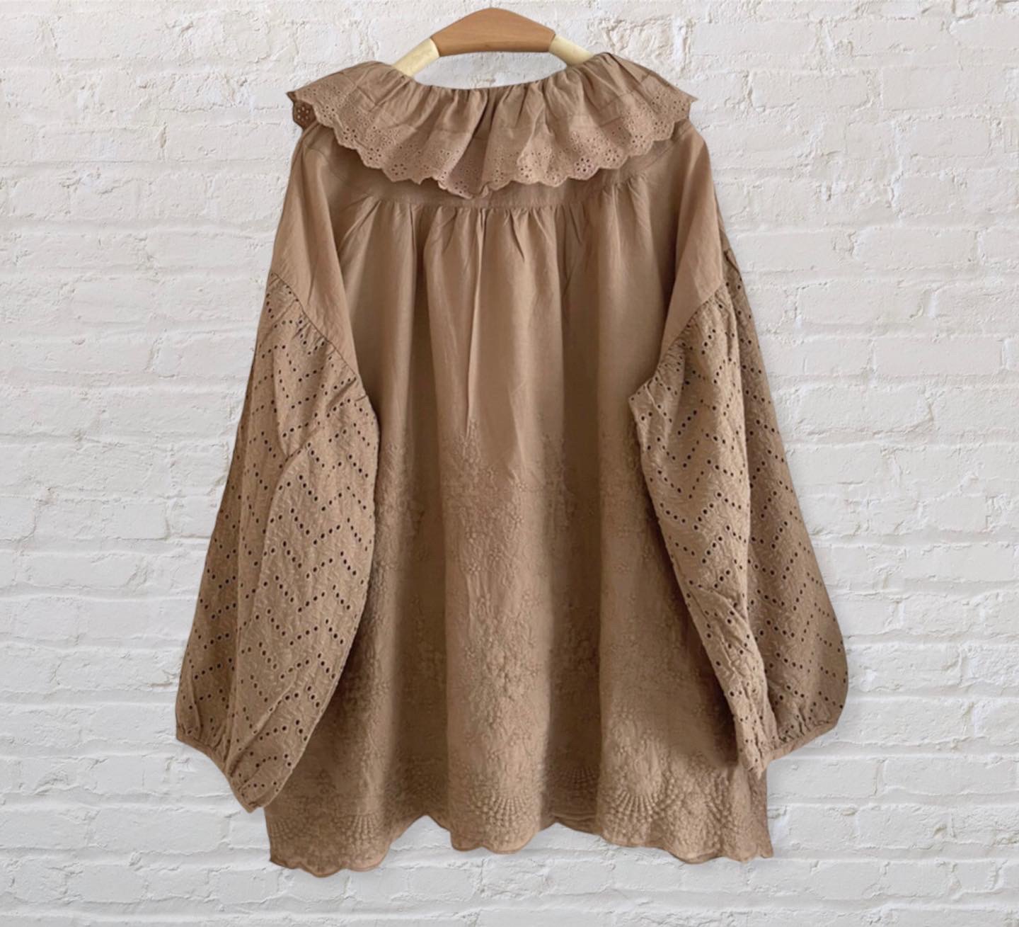 เสื้อผ้าฝ้ายลายปักลูกไม้แต่งคอระบาย