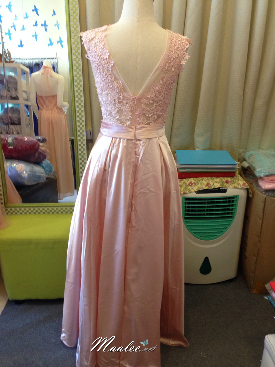 พร้อมเช่า ชุดราตรียาว แขนกุด สีเขียว อกแต่งลูกไม้ กรโปรงเนื้อผ้ามัน คาดเอวคริสตัล เซ็กซี่ผ้าหลัง เพิ่มเข็มกลัดโบว์ช่วงหลัง