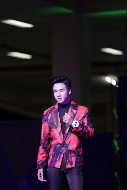 พร้อมเช่า เสื้อสูทชาย สีแดงดำ พิมพ์ลายหินอ่อน กับกางเกงสแลคดำ