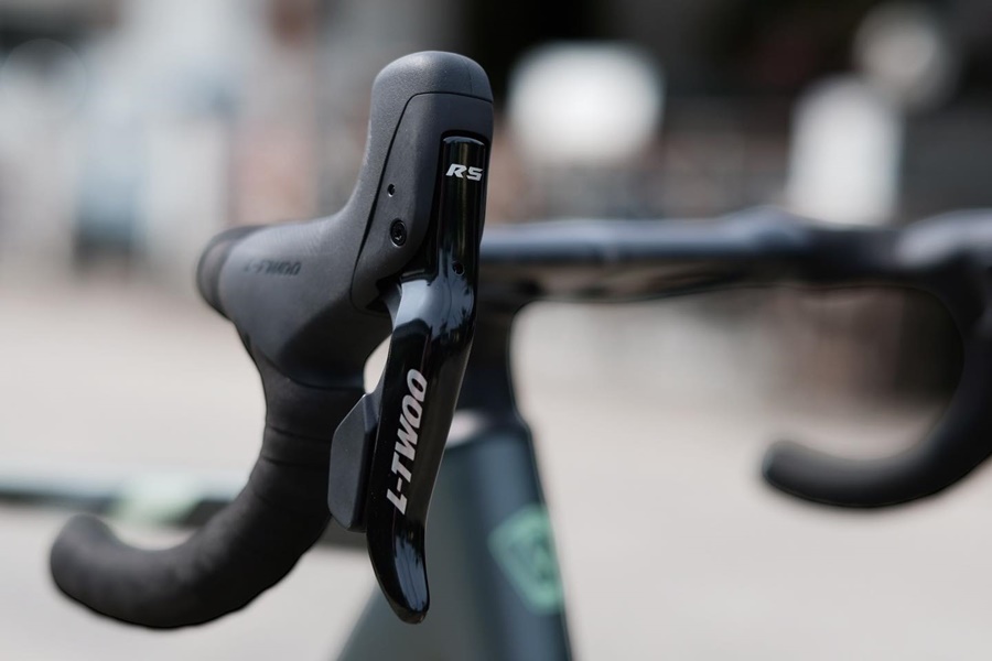 จักรยานเสือหมอบ JAVA AURIGA ชุดขับ L-TWOO-R5 18speeds เฟรมอลูมิเนียม ซ่อนสาย ลบรอยเชื่อม แฮนด์อลูมิเนียม lntegrated 700c มีสินค้า 𝐒𝐢𝐳𝐞 𝟒𝟖