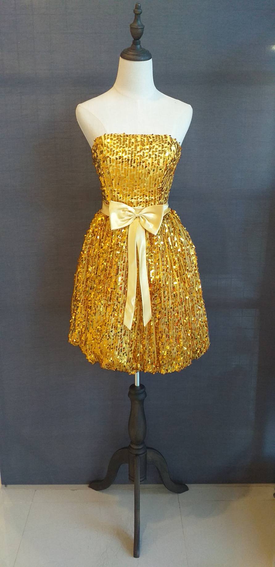 พร้อมเช่า ชุดราตรีสั้น เกาะอก สีทอง Glitter กระโปรงทรง Balloon