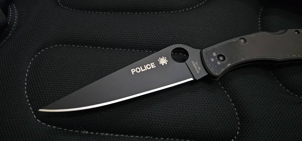 Spyderco Police - Black VG-10 Blade - Black Stainless Steel Handle ด้ามจับมีพลาสติกกันรอยอยู่