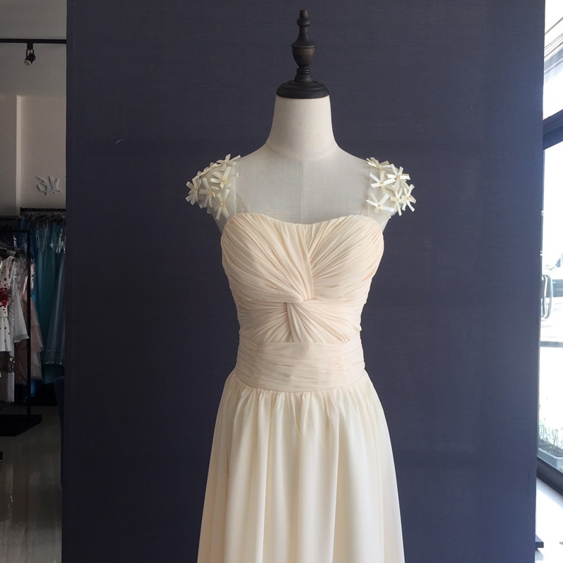 พร้อมส่ง ชุดราตรียาว สีครีม จับเดรปอกรูปหัวใจ ไหล่แต่งดอกไม้ 3 มิติสวยหวาน