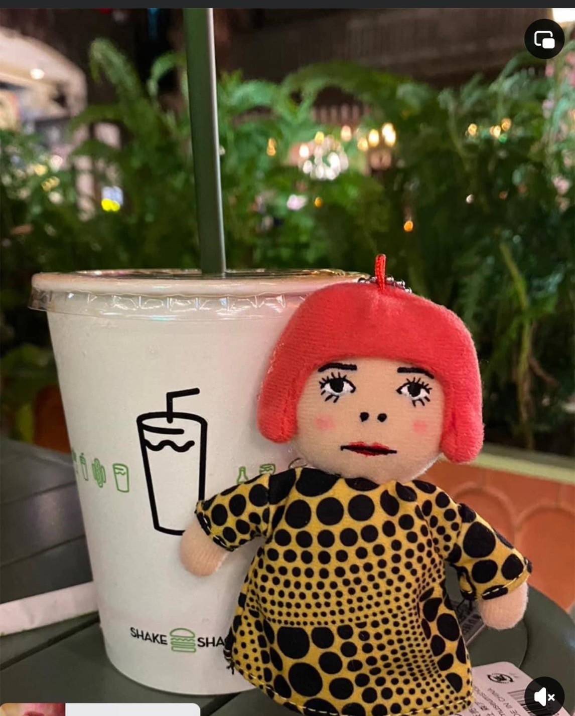 Yayoi Kusama คุณป้าเป็นศิลปินของ Louis Vuitton พวงกุญแจตุ๊กตาคุณย่าย้อย