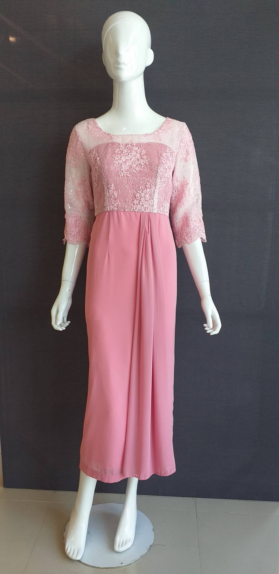 พร้อมเช่า ชุดไทยคุณแม่ เดรสเสื้อลูกไม้ เดรสยาว เรียบหรู สีกลีบบัว