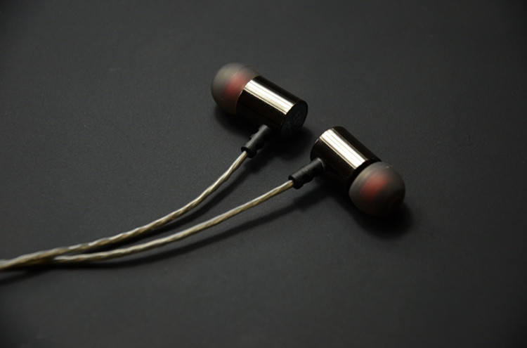 ขาย หูฟัง Knowledge Zenith ED3 หูฟัง อินเอียร์ In-ear ระดับ high end professional เบสยืดหยุ่น เสียงดี สายถักพิเศษ 32 core L-OFC มาพร้อมกับเทคโนโลยี Super noise Reduction