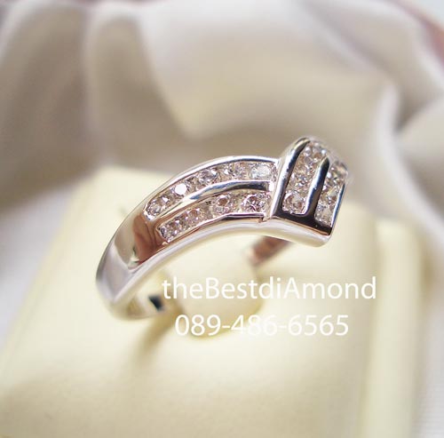 BR414RD+++แหวนปีกนกคู่+++คล้ายๆทรงปีกนก โดยมี 2 แถวประกบกัน เรียบ ดูดี ใส่ติดนิ้วได้ทุกวัน คล้ายๆแหวนแถว แต่เป็นแถวแบบมีรอยหยักตรงกลาง งานสวยค่ะ