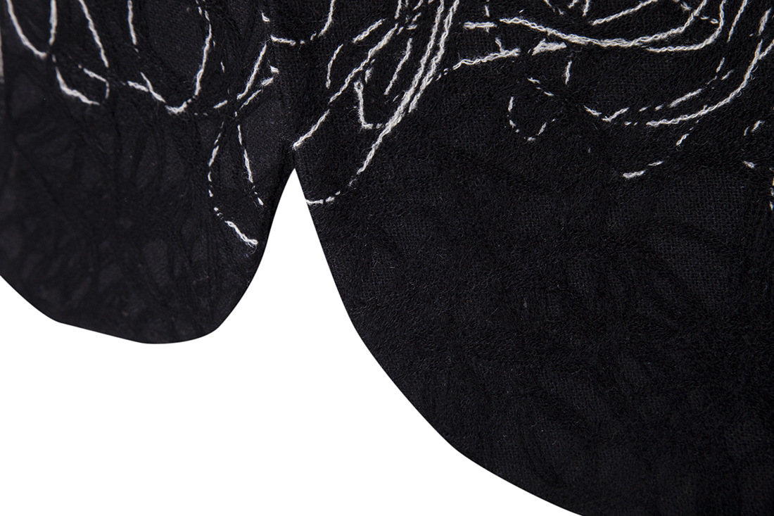 พร้อมเช่า เสื้อสูทชาย สีขาวดำ ปักลายกราฟฟิก กางเกงดำ