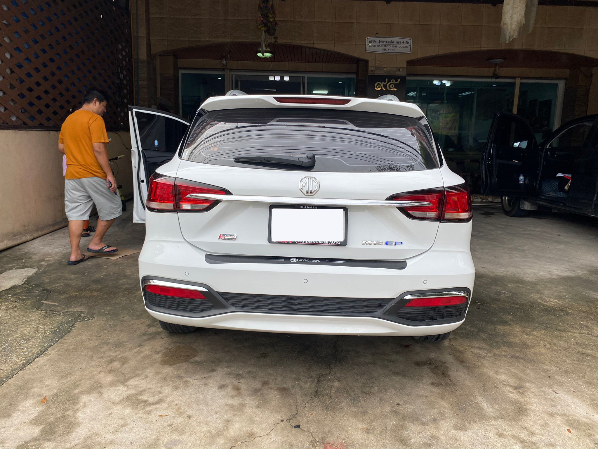 พรมปูพื้นรถยนต์ MG EP (เอ็มจี อีพี) ปูพรม VVIP ด้ายคู่ สีกาแฟด้ายทอง เต็มคัน