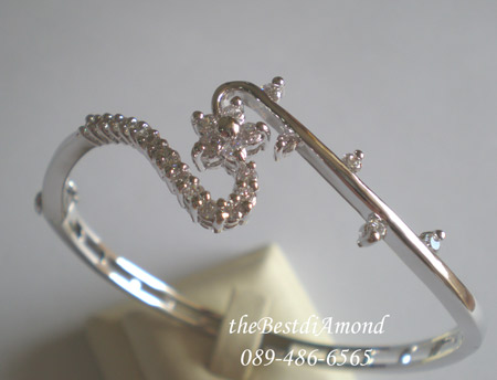 BB016RD+++กำไลcurve ดอกไม้+++กำไลน่ารักๆๆๆ เป็นรูปดอกไม้อยู่ใน curve ดีไซน์น่ารัก เก๋ไก๋ ดูModernมากๆ เหมือนออกจากร้านเพชรเลยค่ะ