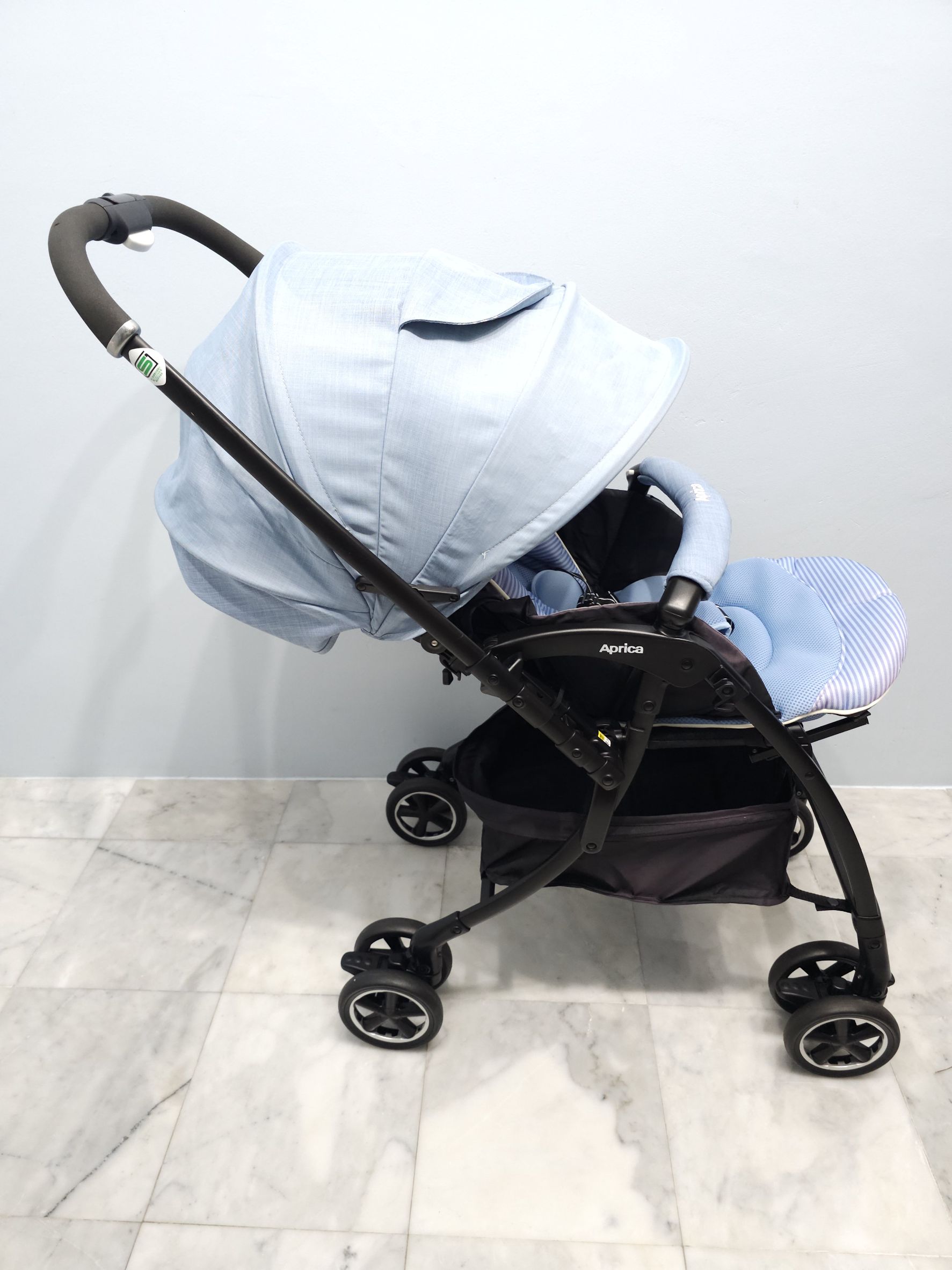 รถเข็นเด็ก Aprica Luxuna Comfort สีฟ้า [มือสอง ทำความสะอาดพร้อมใช้งาน]