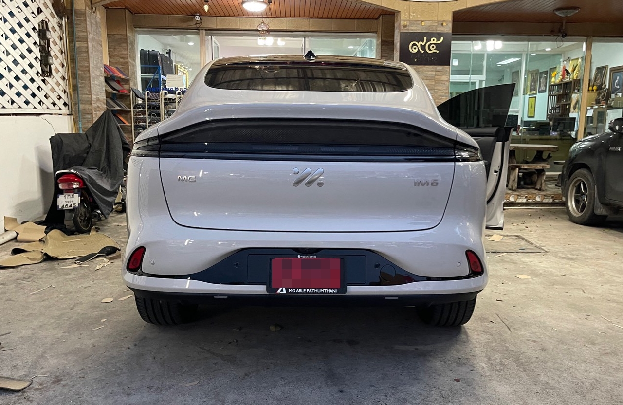 พรมรถยนต์ MG IM6 2025 (เอ็มจี ไอเอ็มหก) ปูพรม6D สีกาแฟด้ายทอง เต็มคัน 8 ชิ้น