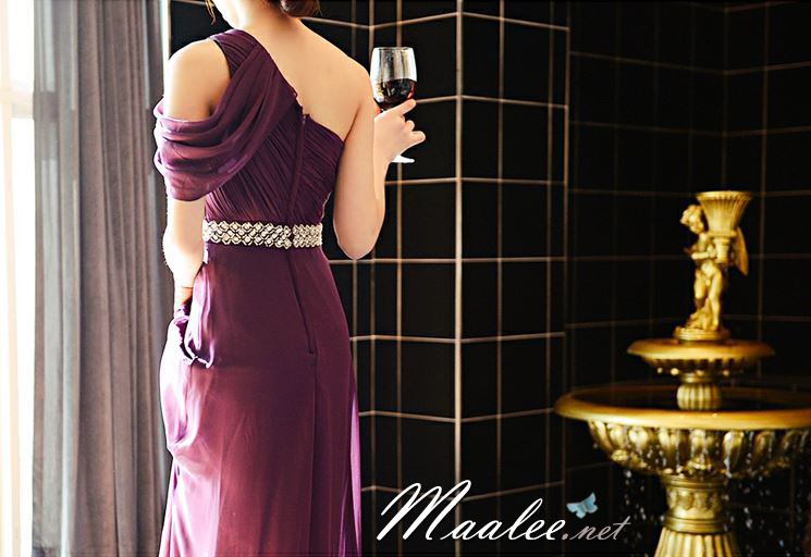 พร้อมเช่า ชุดราตรียาว เกาะอกไหล่เดียว อกจับจีบ เปิดไหล่ซ้ายแบบเปรี้ยว ปักเลื่อมช่วงเอว สีม่วง