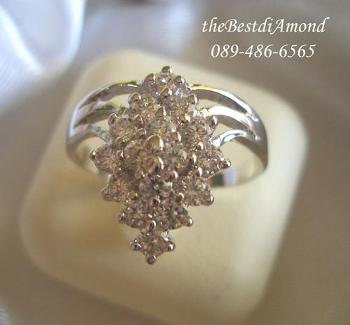 RL016RD+++แหวนเพชรรูปพวงองุ่น+++ดูเหมือนรูปพวงองุ่น หรือ รูปข้าวหลามตัดก็ได้ค่ะ ใส่แล้วดูModern และแพรวพราวมาก มีสไตน์ดีค่ะ เพชรสวยแถมวางรูปแบบเก๋ไก๋