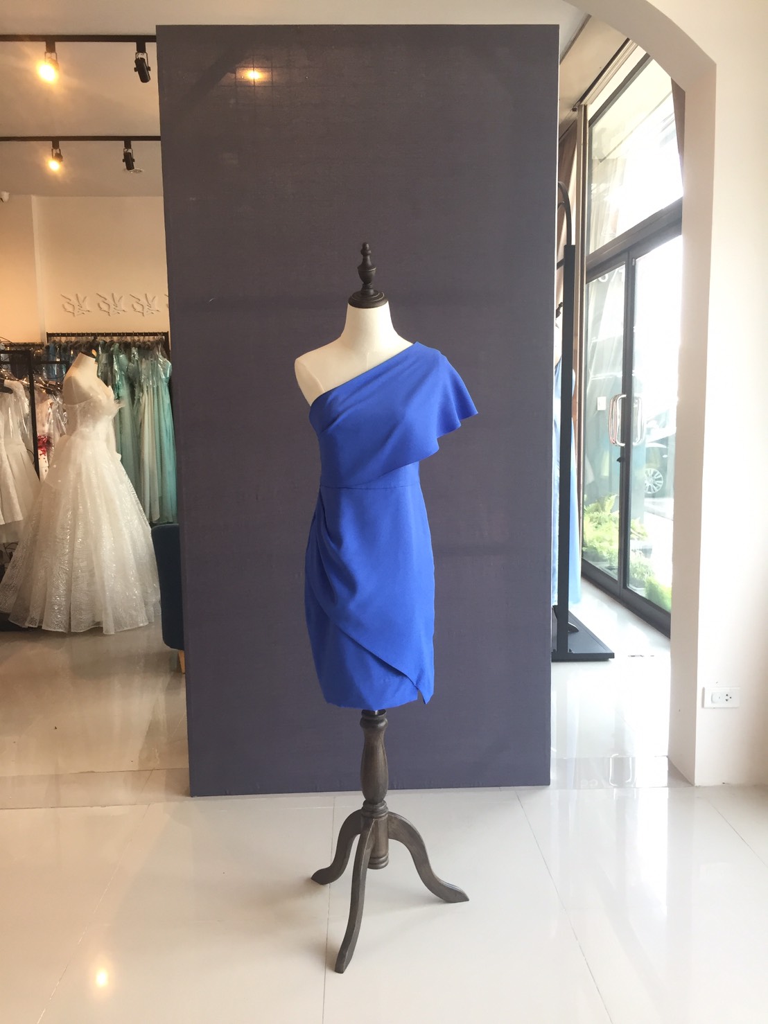 พร้อมเช่า ชุดราตรีสั้น ราตรีไหล่เฉียง ระบายสีฟ้าคราม เนื้อผ้าดีมาก กระโปรงทิ้งตัวสวย